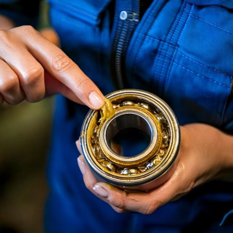 How to Choose the Right Bearing Lubrication: Grease vs Oil